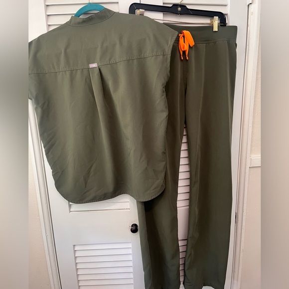 Figs Moss Green pant - Picture 3 of 4